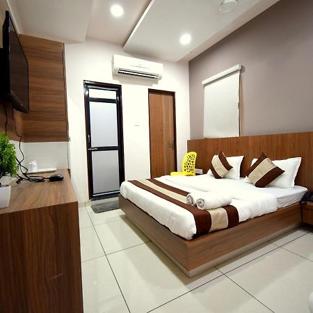Hotel Embassy Kalol Buitenkant foto