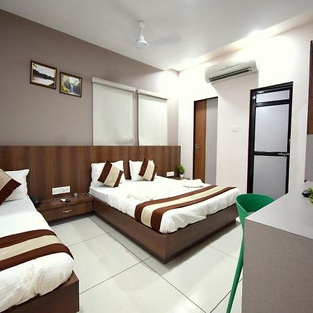 Hotel Embassy Kalol Buitenkant foto
