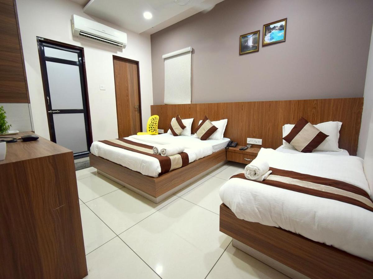 Hotel Embassy Kalol Buitenkant foto
