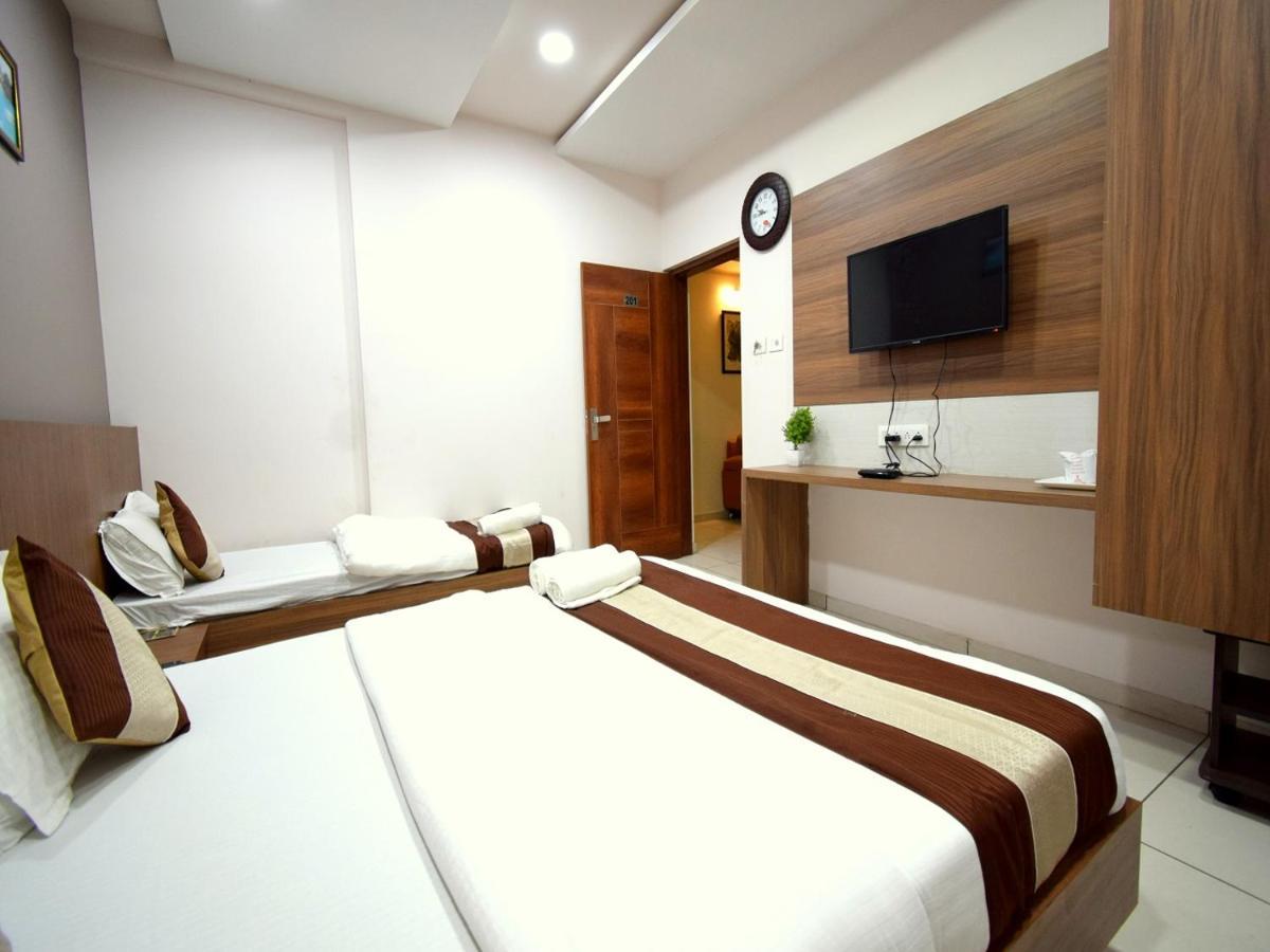 Hotel Embassy Kalol Buitenkant foto