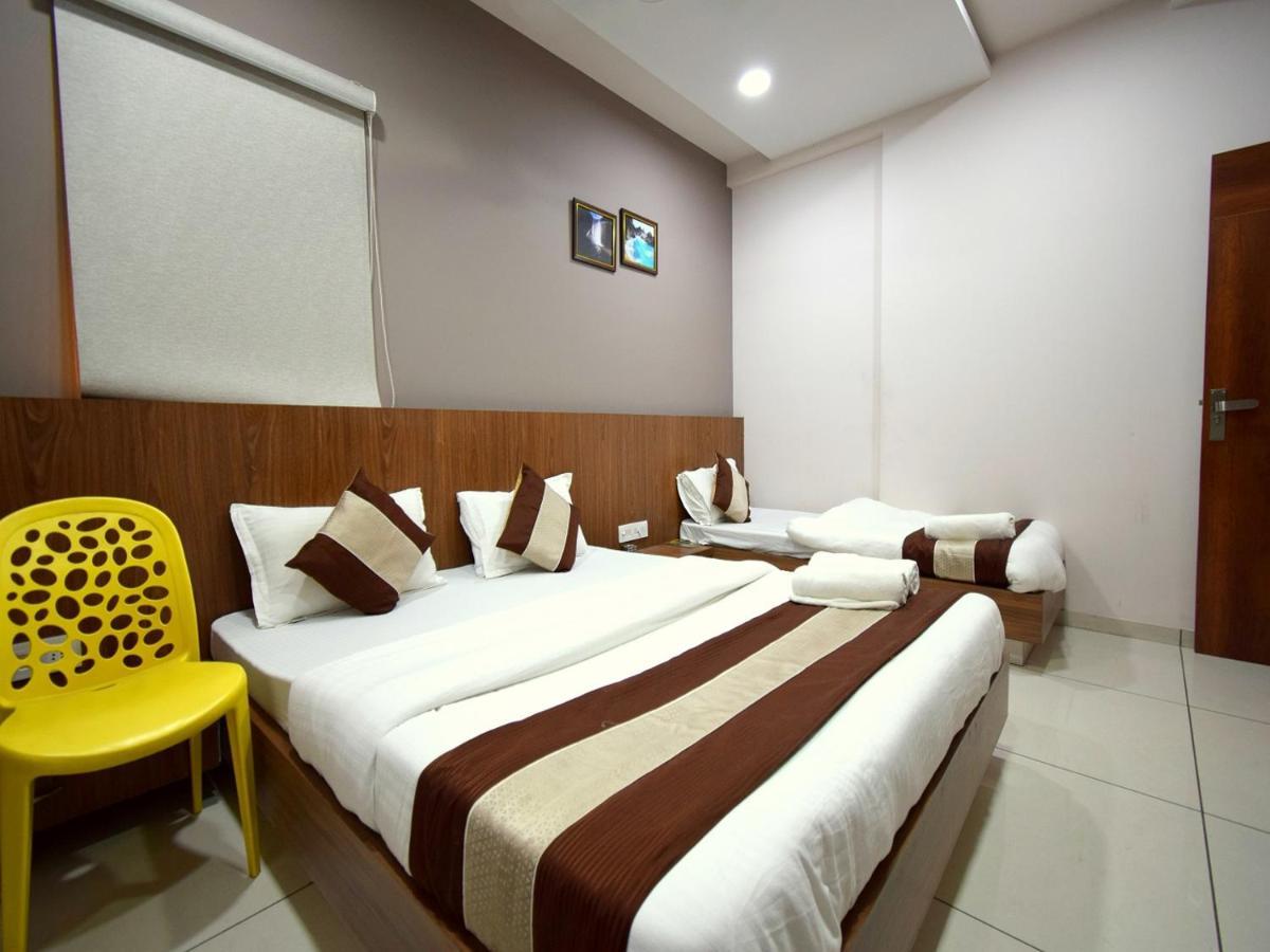 Hotel Embassy Kalol Buitenkant foto