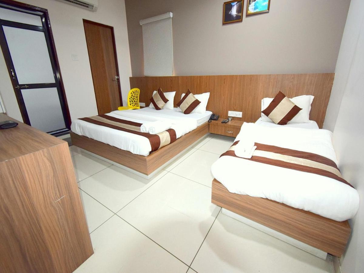 Hotel Embassy Kalol Buitenkant foto