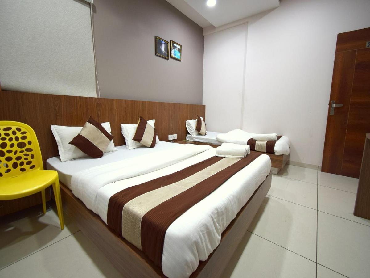 Hotel Embassy Kalol Buitenkant foto