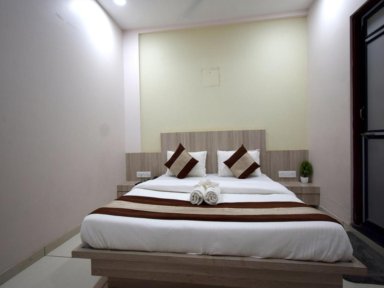 Hotel Embassy Kalol Buitenkant foto