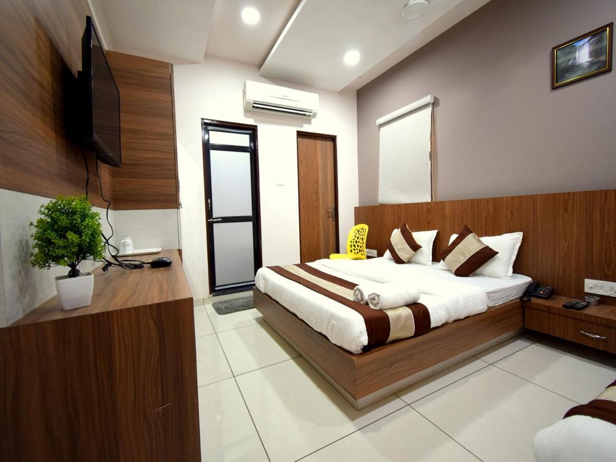 Hotel Embassy Kalol Buitenkant foto