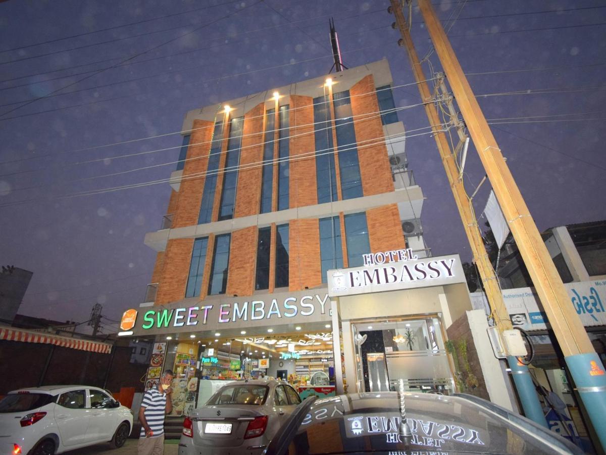 Hotel Embassy Kalol Buitenkant foto