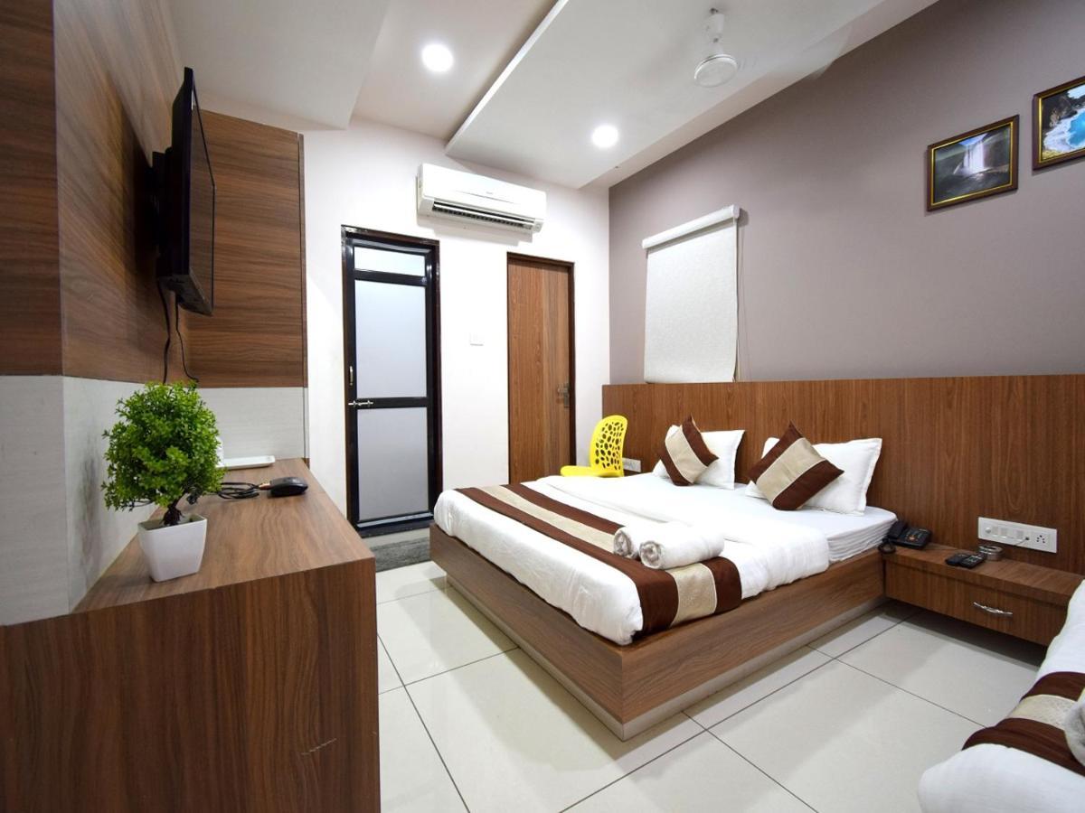 Hotel Embassy Kalol Buitenkant foto