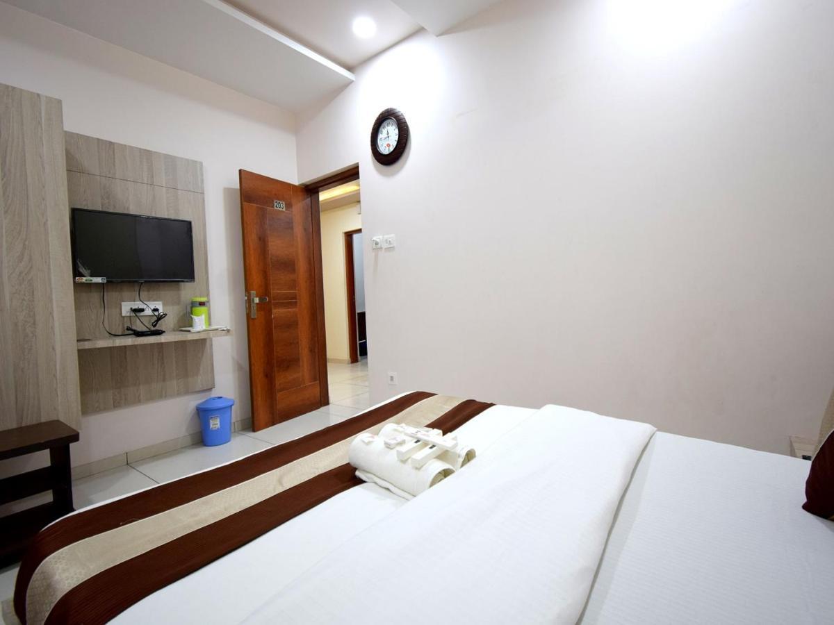 Hotel Embassy Kalol Buitenkant foto