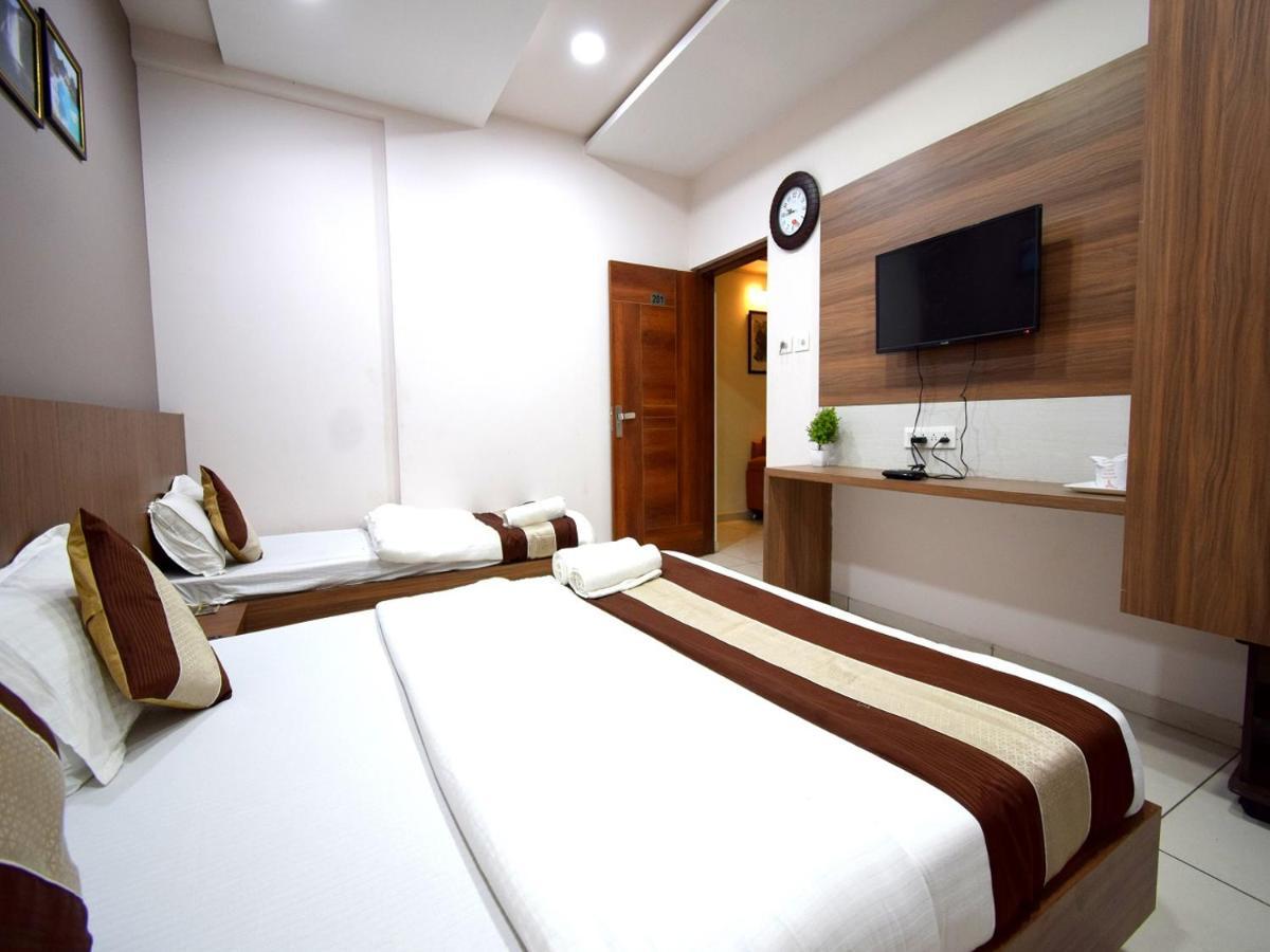 Hotel Embassy Kalol Buitenkant foto