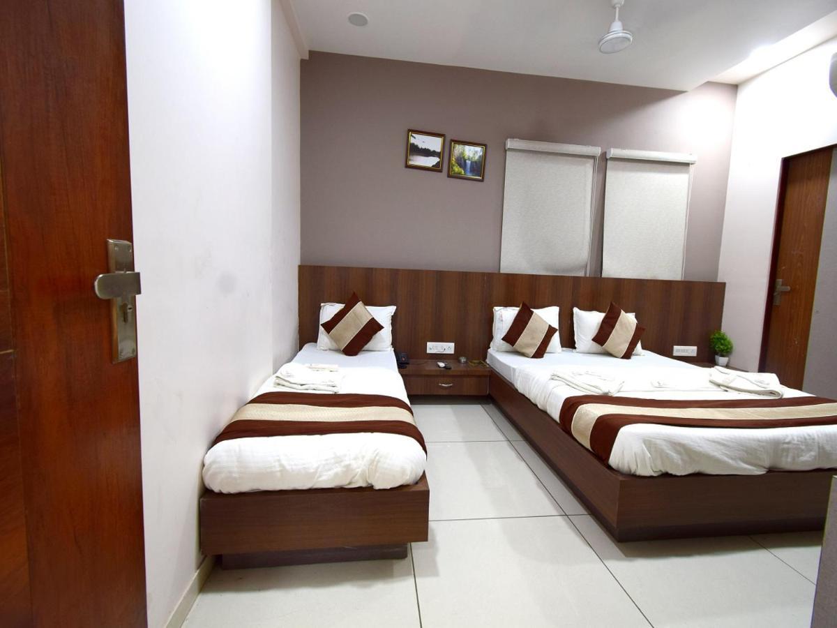 Hotel Embassy Kalol Buitenkant foto