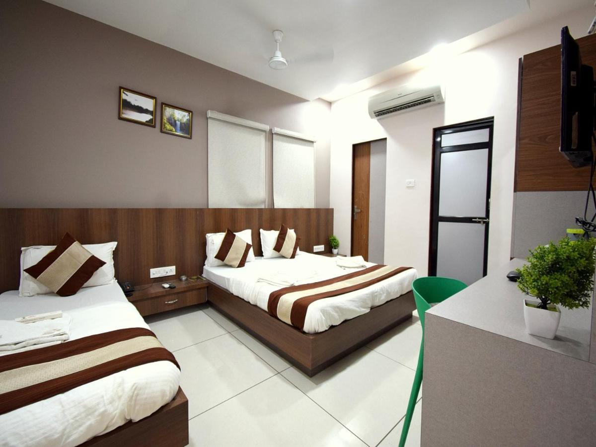 Hotel Embassy Kalol Buitenkant foto