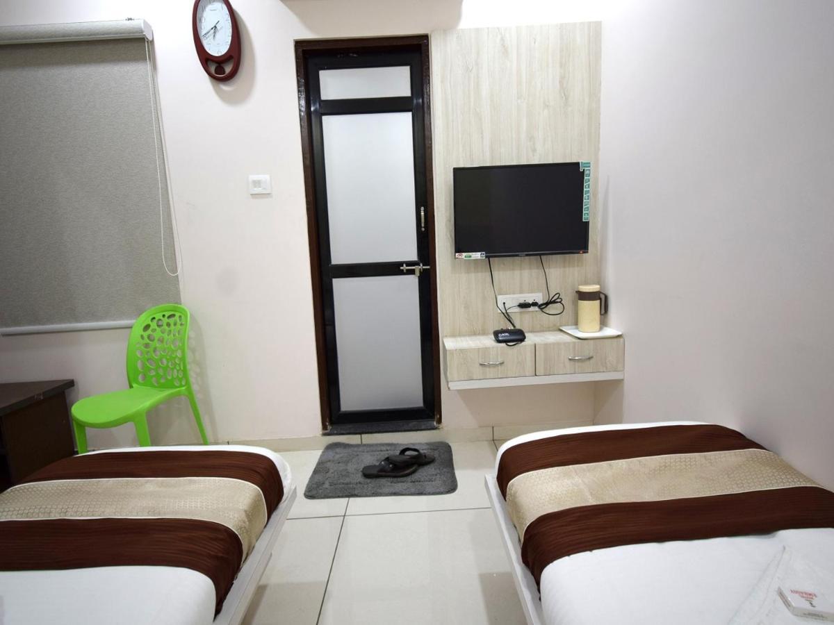Hotel Embassy Kalol Buitenkant foto