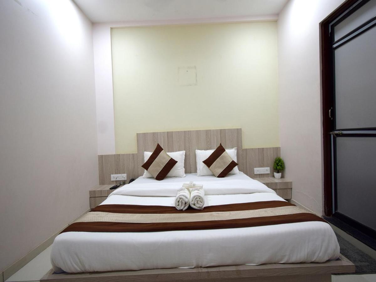 Hotel Embassy Kalol Buitenkant foto