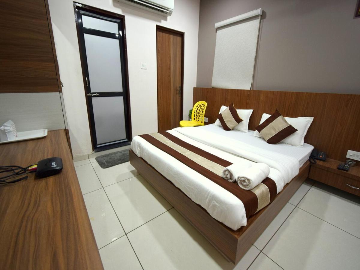 Hotel Embassy Kalol Buitenkant foto