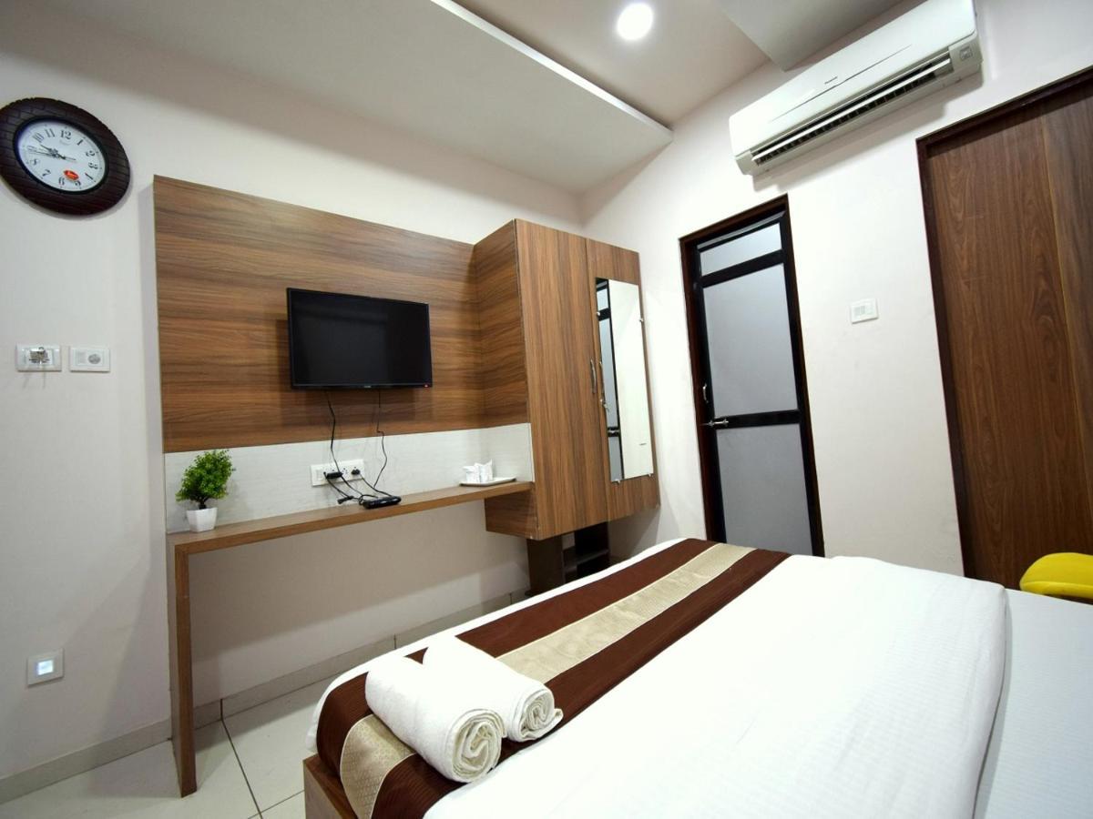 Hotel Embassy Kalol Buitenkant foto