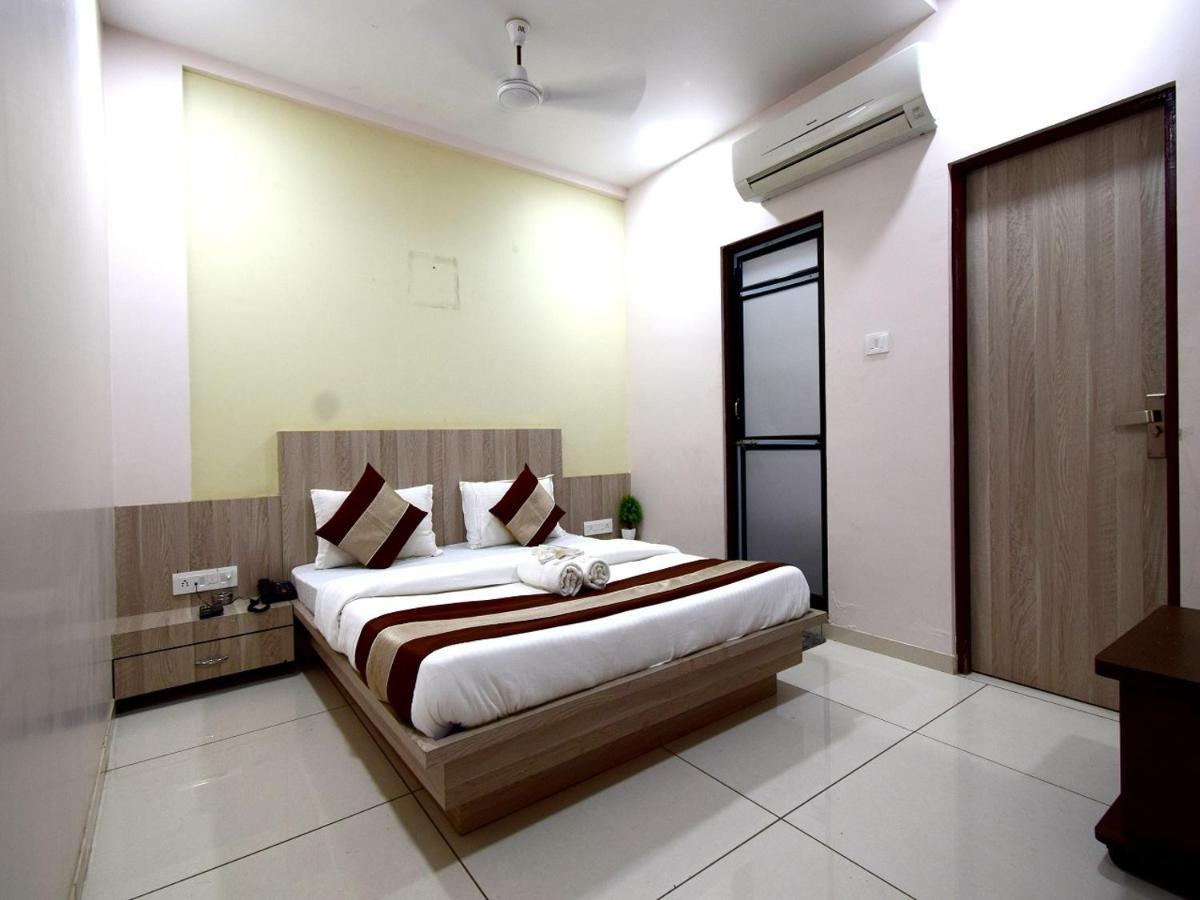 Hotel Embassy Kalol Buitenkant foto
