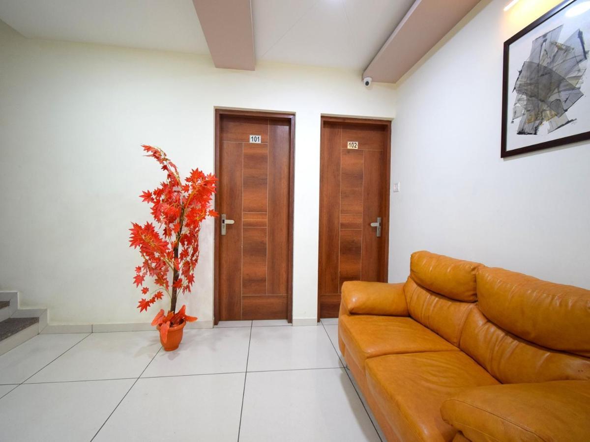 Hotel Embassy Kalol Buitenkant foto