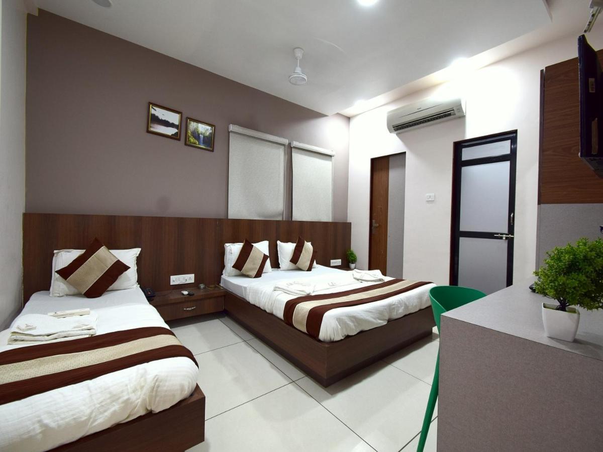 Hotel Embassy Kalol Buitenkant foto