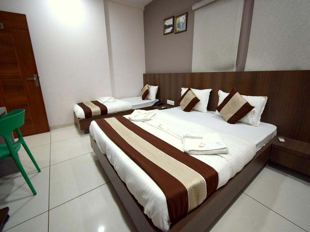 Hotel Embassy Kalol Buitenkant foto