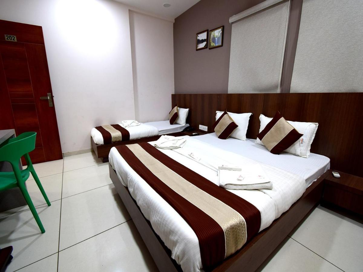 Hotel Embassy Kalol Buitenkant foto