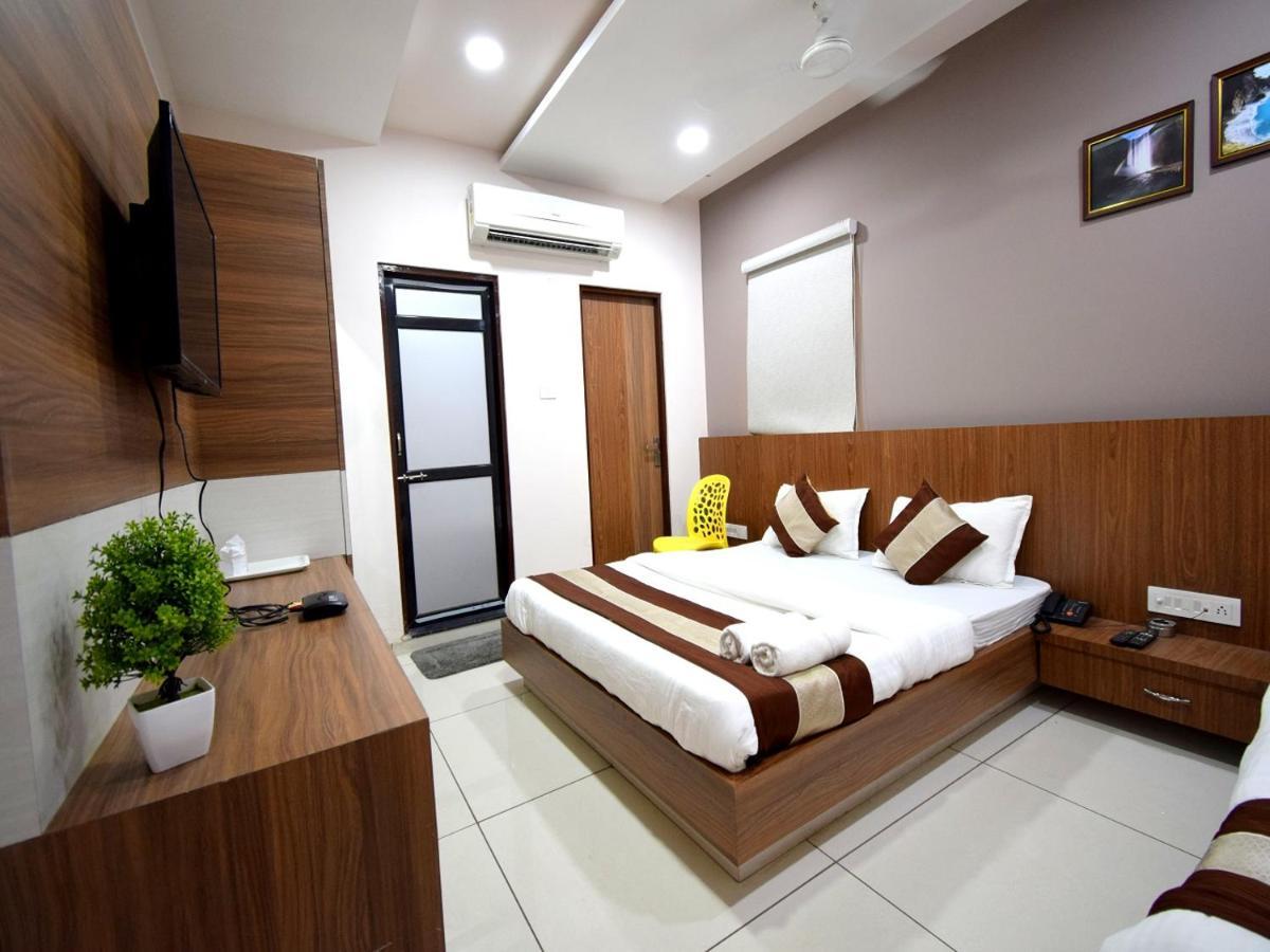 Hotel Embassy Kalol Buitenkant foto