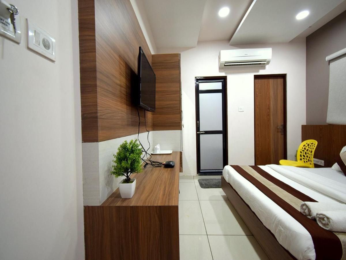 Hotel Embassy Kalol Buitenkant foto