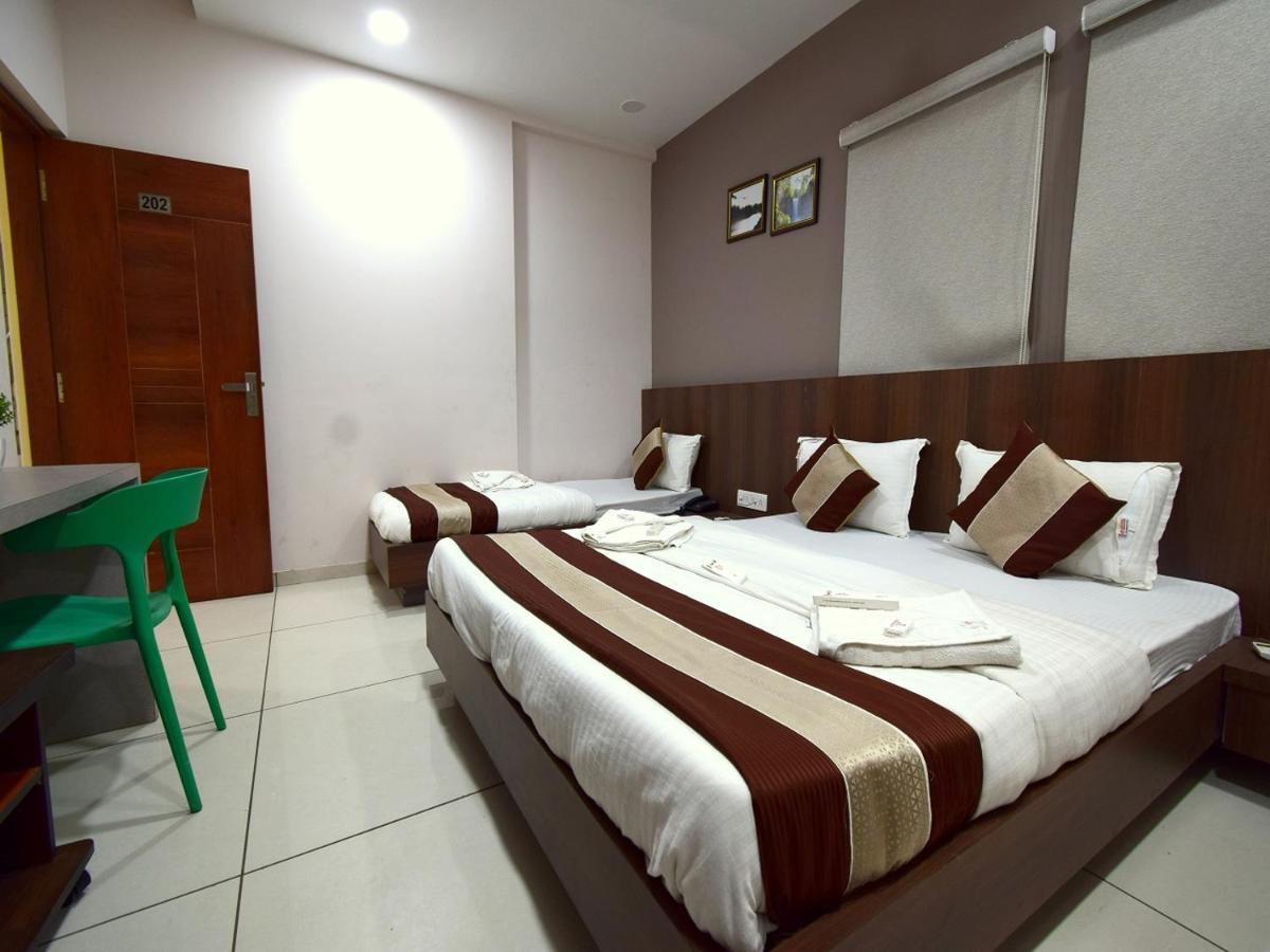 Hotel Embassy Kalol Buitenkant foto