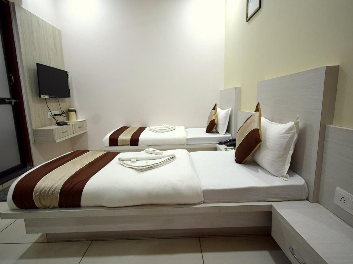 Hotel Embassy Kalol Buitenkant foto