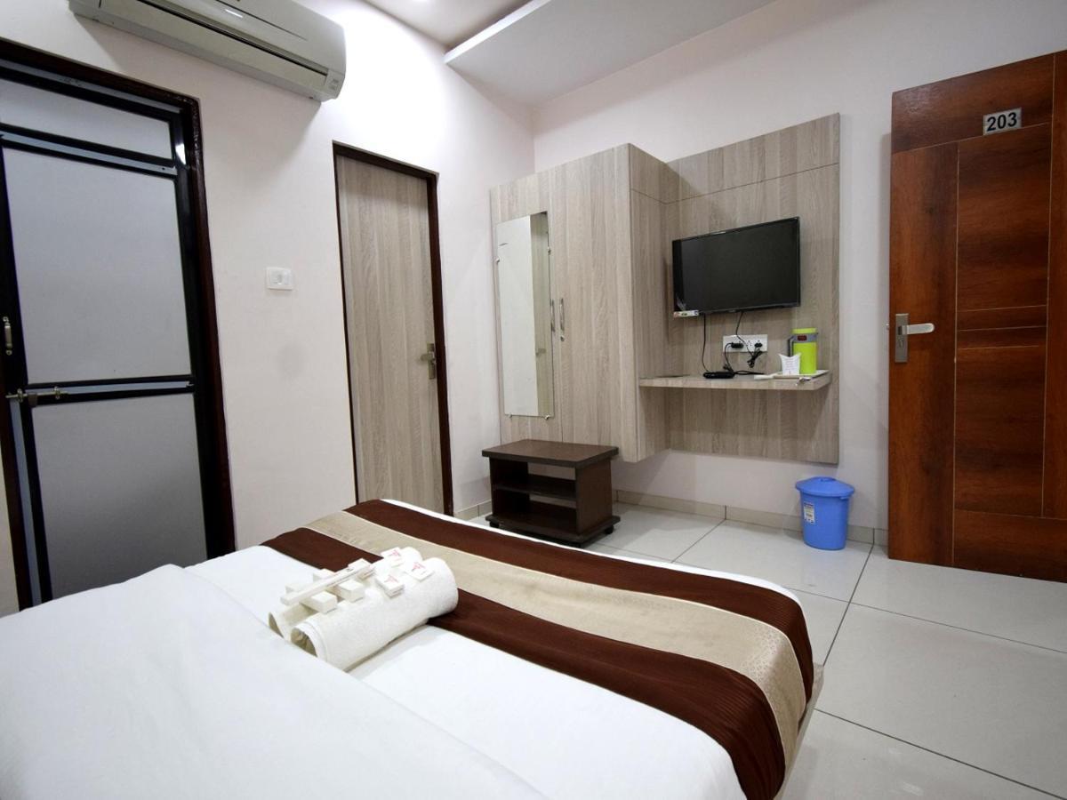 Hotel Embassy Kalol Buitenkant foto